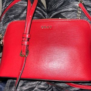 DKNY BRYANT-DOME CBODY RED